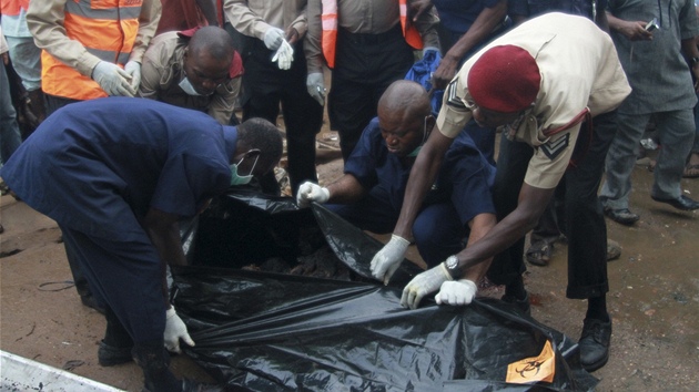 Leteck tragdie v nigerskm Lagosu, zchrani odneji tla (3. ervna 2012)