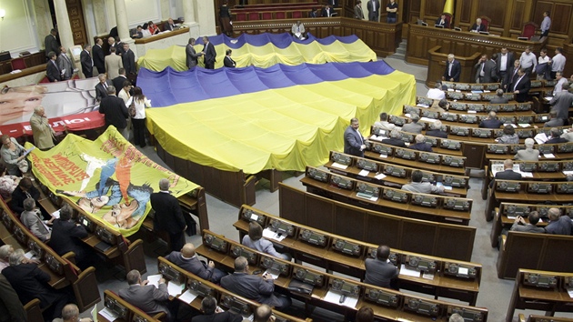 Ukrajintí opoziní poslanci zakrývají své lavice obí vlajkou, aby vyjádili