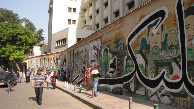 Grafitti v Egypt jako reakce na výsledek soudu s bývalým prezidentem Husním