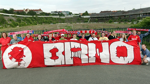 Fanoušci Brna se sešli u trosek fotbalového stadionu Zbrojovky, když slavili návrat klubu do první ligy (6. červen 2012).
