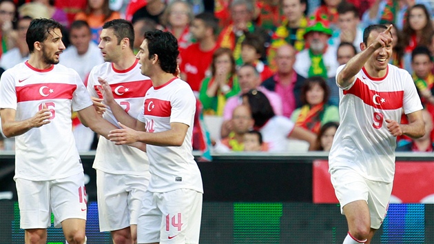 Fotbalisté Turecka se radují z gólu do sítě Portugalska v přátelském utkání.