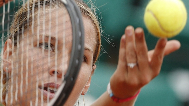 PODÁNÍ. Dominika Cibulková servíruje v zápase proti Viktorii Azarenkové.