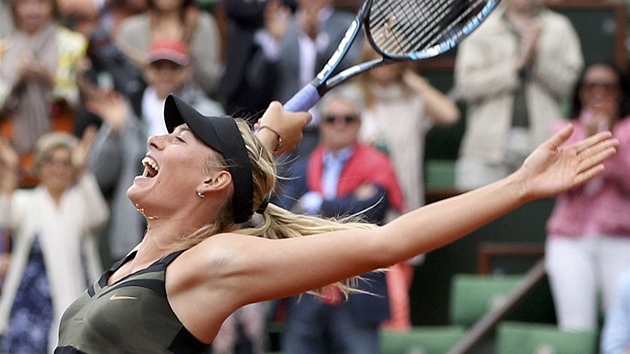 VÝBUCH RADOSTI. Maria arapovová slaví vítzství ve finále Roland Garros.