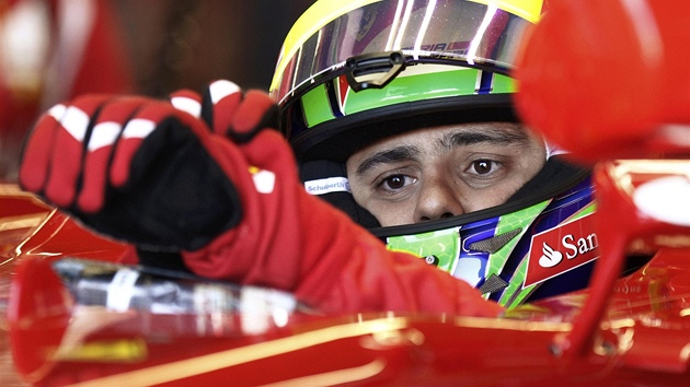 Felipe Massa z Ferrari ped zaátkem tetího meného tréninku na Velké cen