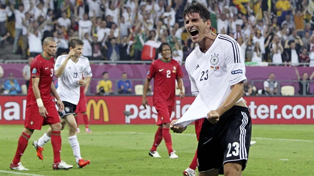 NAKONEC TO VYLO. Obávaný stelec Mario Gomez dlouho ekal na vyloenou anci,