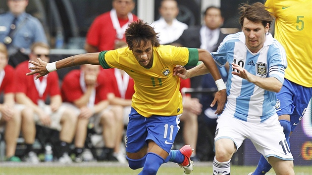 SOUBOJ HVZD. Brazilec Neymar (vlevo) se snaí pejít pes Argentince Lionela...