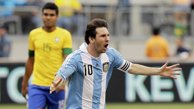 ZAZÁ�IL. Lionel Messi se raduje z gólu v zápase s Brazílií. Celkem se trefil