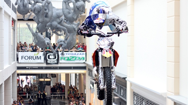 Libereck obchodn dm Forum hostil neobyejnou show na motorkch.