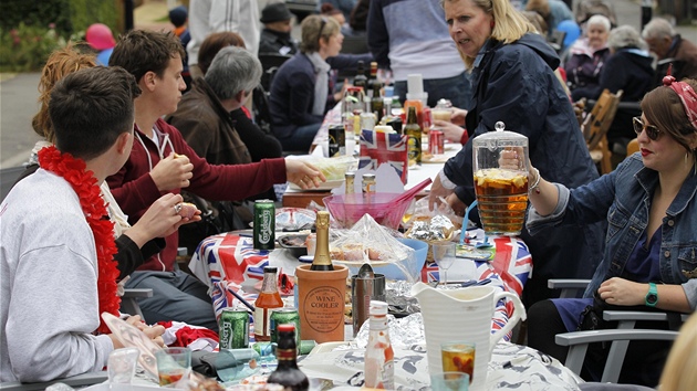 Pouliní veírky. Britové slaví jubileum královny na trn po celé Británii. Na