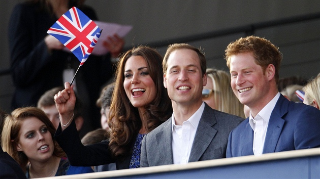 Princové William (uprostřed) a Harry (4. června 2012)