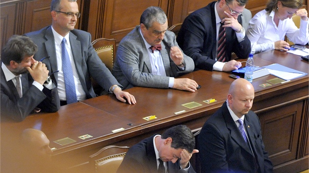 Ministr zahranií Karel Schwarzenberg (uprosted nahoe) pi jednání Snmovny o...
