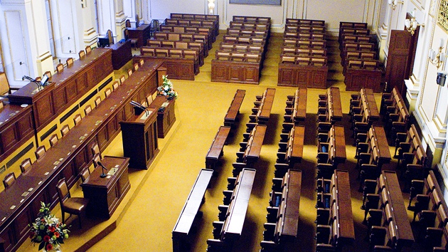 Prázdné lavice v Poslanecké sněmovně (ilustrační snímek)