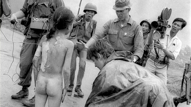Když Kim Phuc doběhla k reportérům a vojákům, byla v šoku. Stihla se napít a když ji jeden z vojáků polil popálené tělo vodou, omdlela. Fotograf Nick Ut ji popadl a odvezl do nejbližší nemocnice. Nakonec jí tam pomohli, bolestmi ale trpěla ještě dlouhá léta a jizvy nechtěly zmizet (8. června 1972)