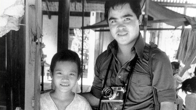 Kim Phuc s Nickem Utem asi rok poté, co na její vesnici shodily jihovetnamské letouny napalm. Nick Ut ji pak odvezl do nemocnice, kde přemluvil skeptické lékaře, aby ji ošetřili. Těsně po útoku jí totiž nedávali šanci na přežití.