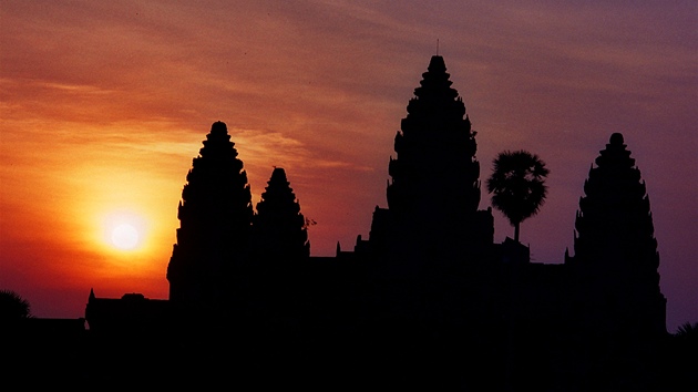 Na Angkor se vyplatí jet asn ráno, východ slunce nad chrámy je opravdu