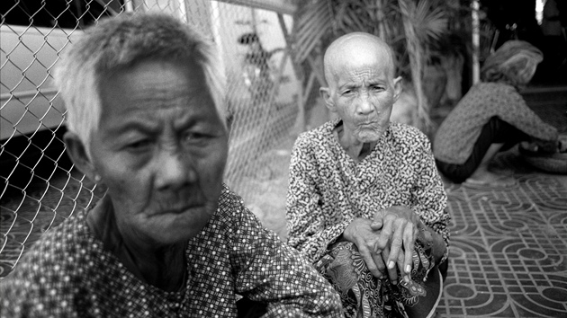 eny ekají na autobusový spoj na nádraí v ospalém kambodském msteku Takeo.
