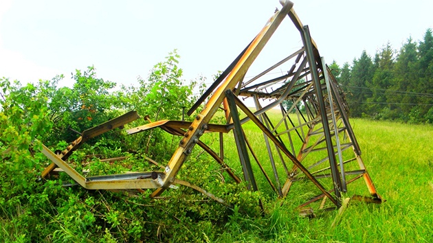 Zícený elektrický stoár na Novojiínsku po zásahu zlodj kov a silného