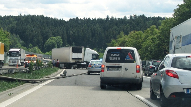 Kamion v ptek odpoledne prorazil svodidla na dlnici D1 a pejel do protismru