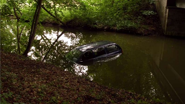 Nedaleko Rychnova nad Knnou vytahovali hasii ukradené auto z Mlýnského