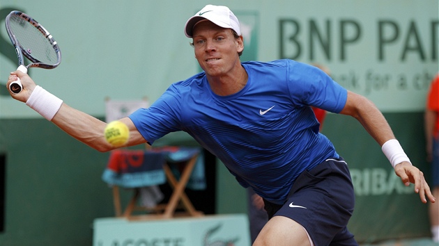 JET KOUSEK. Tomá Berdych v utkání tetího kola Roland Garros proti Kevinu