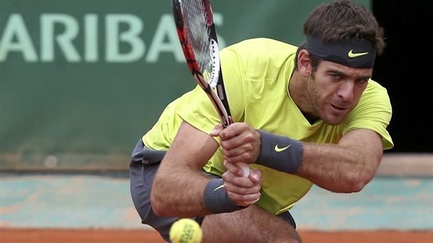 POZOR, MÍEK. Argentinec Juan Martín Del Potro sleduje míek v osmifinálovém