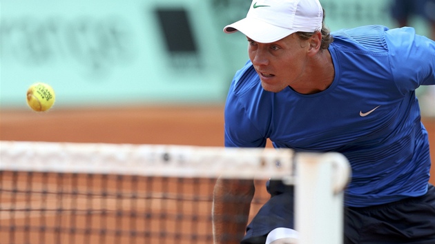 JET KOUSEK. Tom Berdych hypnotizuje mek v osmifinlovm utkn Roland Garros proti Del Potrovi.