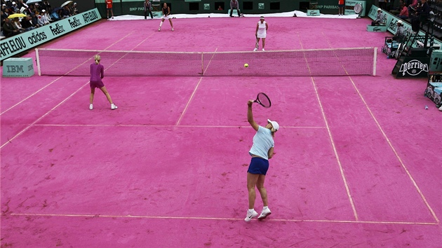 RَOV. Legendy enskho tenisu odehrly v Pai exhibin zpas na rov antuce.