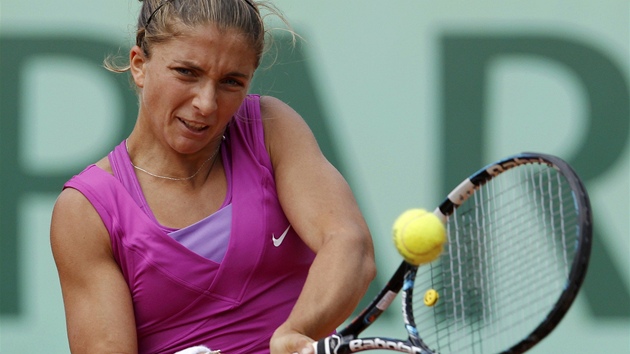 SOUSTEDNÍ. Sara  Erraniová v semifinálovém utkání Roland Garros.