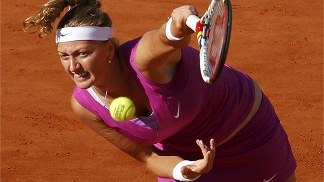 SERVIS. Petra Kvitová podává v semifinále Roland Garros.