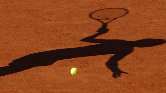 KVITOVÁ TROCHU JINAK. Stín �eské tenistky v pr�b�hu semifinále Roland Garros.