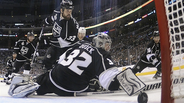 JE TO TAM! Patrik Eli z New Jersey stl do st Los Angeles prvn branku tvrtho finlovho utkn hokejovho Stanley Cupu.