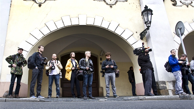 Fotografov ekajc ped budovou Snmovny na pjezd eskorty s Davidem Rathem