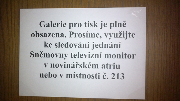 Upozornní na vstupu do galerie pro tisk v Poslanecnké snmovn.