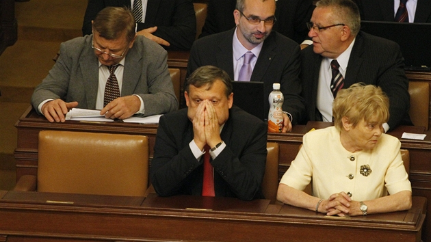  Prázdné místo Davida Ratha v poslanecké lavici (5. ervna 2012) 
