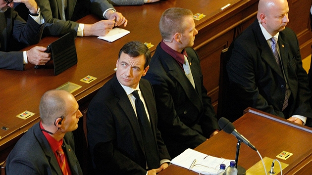 David Rath u stolku zpravodajů při jednání Sněmovny o jeho vydání ke stíhání 