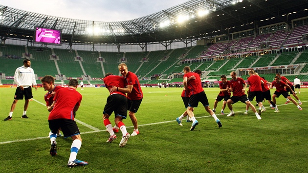 et fotbalist na pedzpasovm trninku na Mstskm stadionu ve Vratislavi