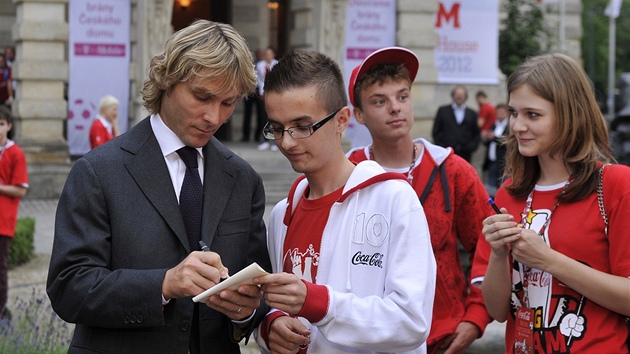 Pavel Nedvd se v polsk Vratislavi ped eskm domem podepisuje fanoukm.