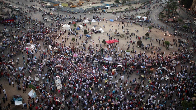 Demonstranti protestuj na nmst Tahrr v Khie(4. ervna 2012). 