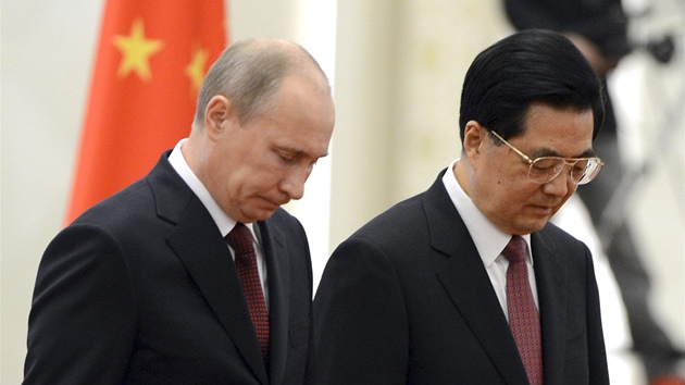 Rusk prezident Vladimir Putin (vlevo) a nsk prezident Chu in-tchao v Pekingu na uvtacm ceremonilu summitu anghajsk organizace pro spoluprci (5. ervna 2012). 