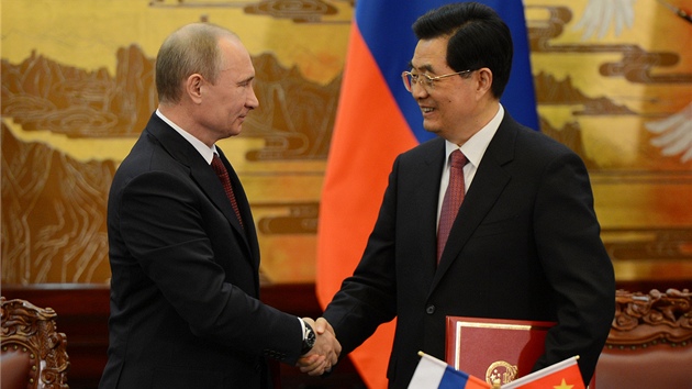 Rusk prezident Vladimir Putin (vlevo) a nsk prezident Chu in-tchao si v Pekingu na summitu anghajsk organizace pro spoluprci potsli rukou po podpisu smluv (5. ervna 2012). 