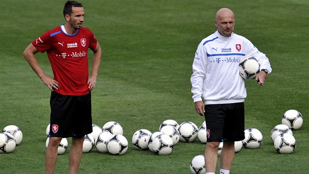 Fotbaloví reprezentanti trénují, vlevo Tomá Sivok, vpravo trenér Michal Bílek.