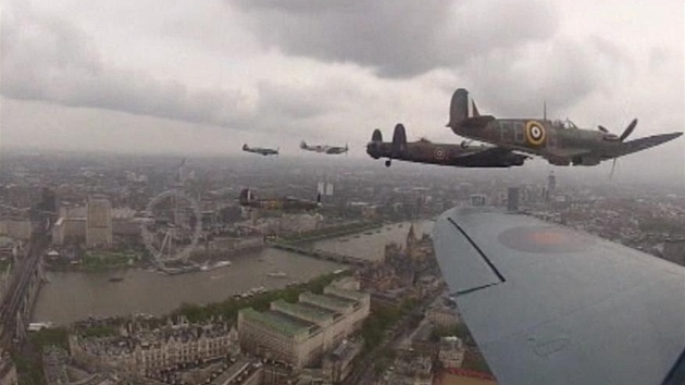Pohled na Londýn z legendárního stíhacího letounu Spitfire.