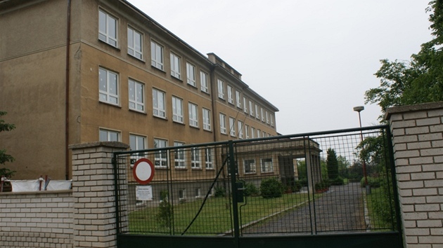 Škola ve Straškově, kde nevlastní matka zemřelého mladíka pracovala.