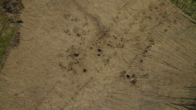 Letecký snímek archeologických vykopávek u Břežan na Lounsku