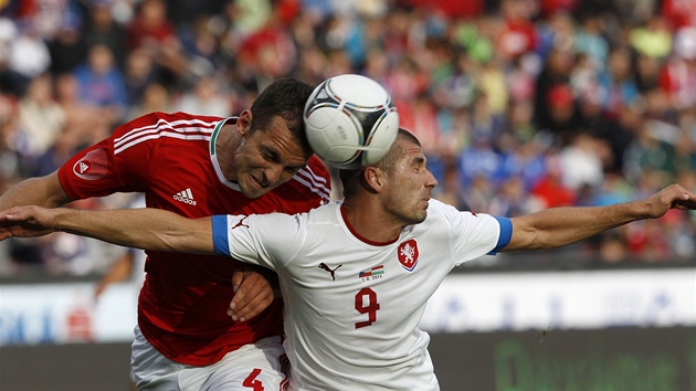 HLAVIKOV SOUBOJ. O m bojuj esk reprezentant Jan Rezek (vpravo) a maarsk fotbalista Roland Juhsz.