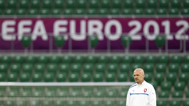 ZADUMANÝ KOU�. Michal Bílek na tréninku �eské reprezentace ve Vratislavi. 