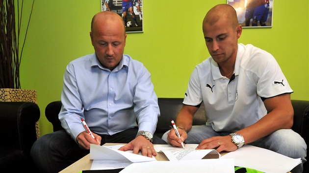 Generální mana�er Viktorie Plze� Adolf �ádek (vlevo) p�i podpisu smlouvy s