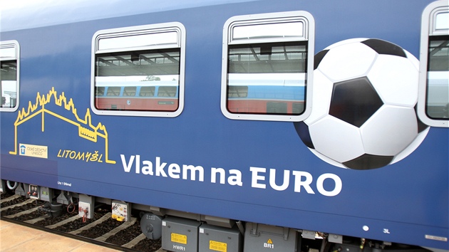 SPECILN POLEP. Vlak, kter odvezl esk fotbalisty do Vratislavi, byl ve specilnch barvch.
