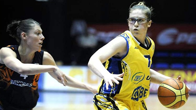 USK Praha - Bourges: Lindsay Whalenová (vpravo) z týmu USK Praha a Anaël 