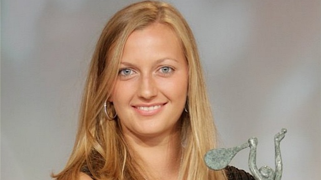 S CENNOU TROFEJÍ. Petra Kvitová pózuje s trofejí pro Tenistku roku 2011.